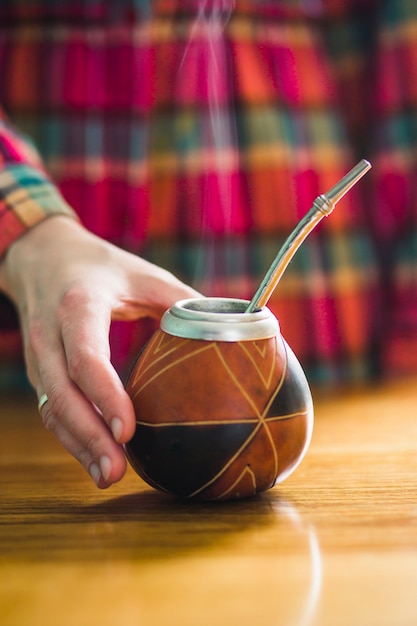 Foto snijd de hand in met de kop yerba mate