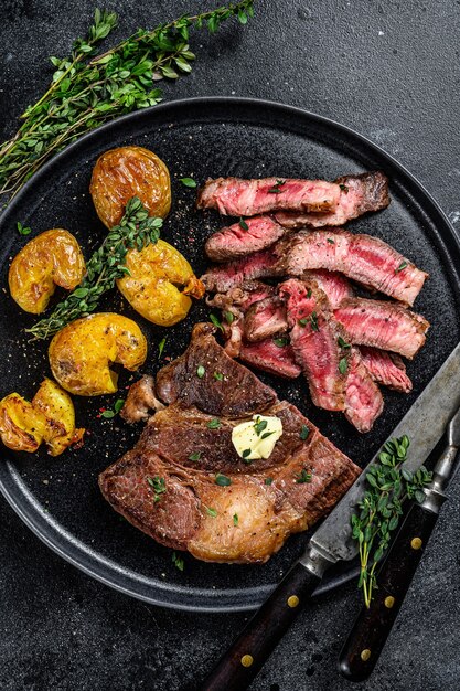 Snijd Gegrilde Rib Eye Biefstuk Biefstuk Met Aardappel. Zwarte achtergrond. Bovenaanzicht.