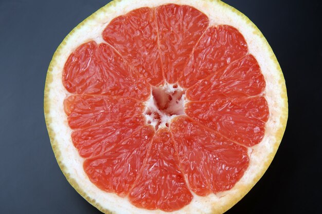 Foto snijd grapefruit op een donkere achtergrond