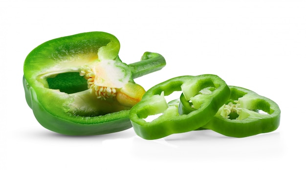 Snijd groene paprika op wit