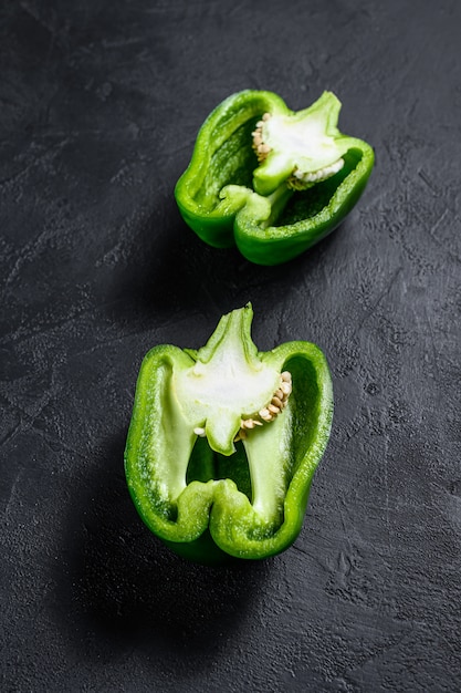 Snijd groene paprika, twee helften.