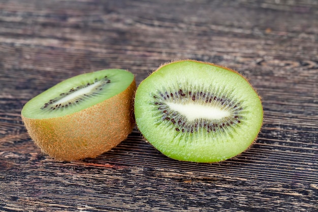 Snijd in half rijpe groene kiwi met zwarte pitjes zoetzure helften van groene kiwi fruit tijdens het koken