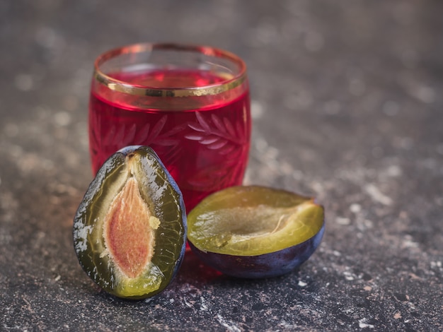 Snijd in twee helften en giet het aperitief op de stenen tafel.