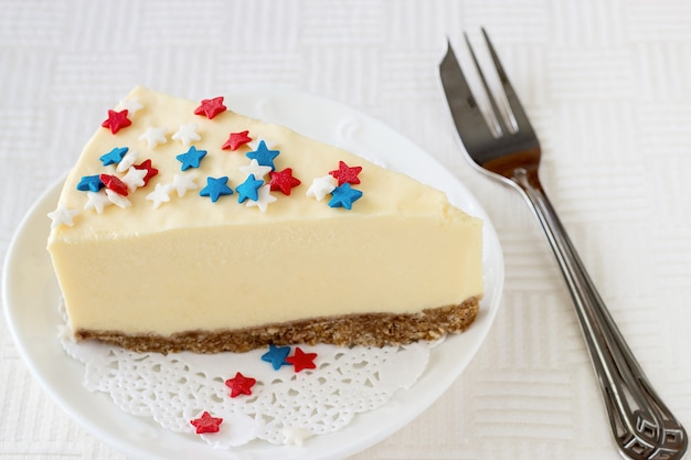 Snijd New York cheesecake witte plaat geserveerd voor de viering van 4 juli in de VS.