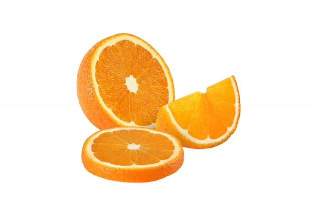 Snijd oranje vruchten die op witte achtergrond met het knippen van weg worden geïsoleerd