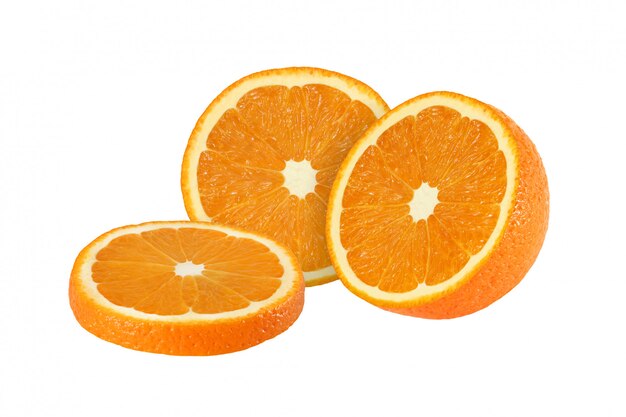 Snijd oranje vruchten die op witte achtergrond met het knippen van weg worden geïsoleerd