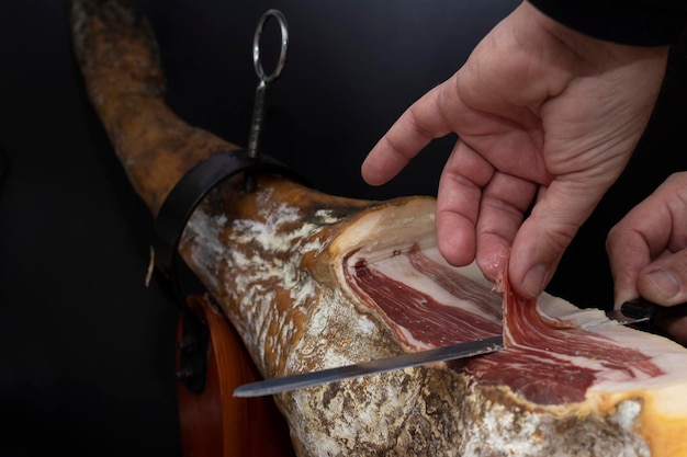 Snijd plakjes van de beste Iberische ham.