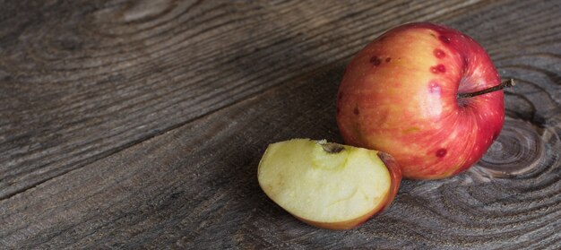 Snijd rode appel op een houten ondergrond