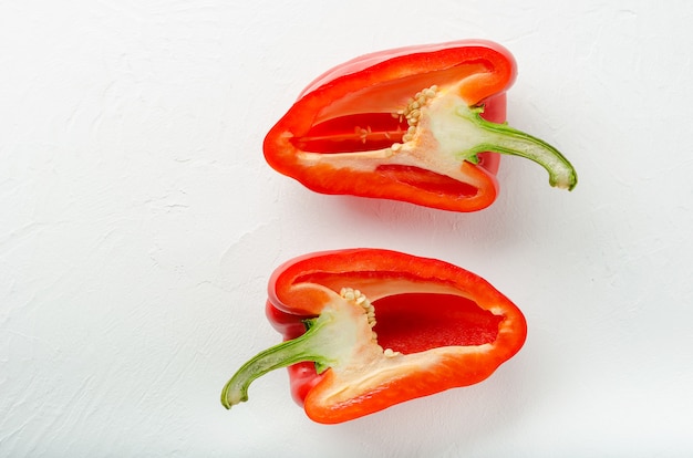 Snijd rode paprika in twee stukken