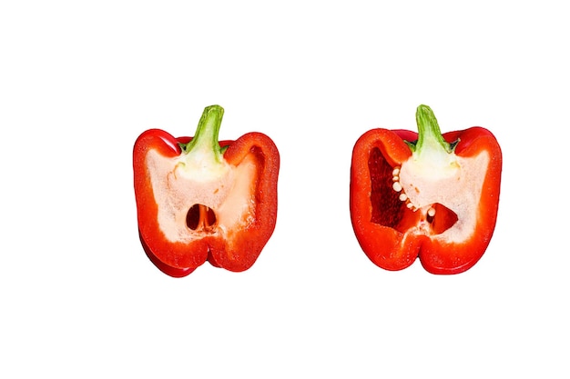 Snijd rode paprika twee helften geïsoleerd op een witte achtergrond