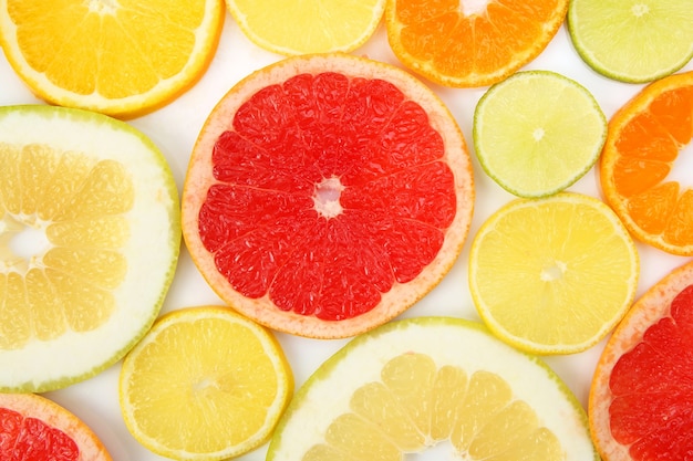 Snijd stukjes van verschillende citrusvruchten op een witte achtergrond