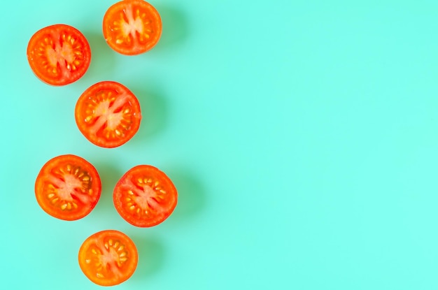 Snijd tomaten op groene achtergrond