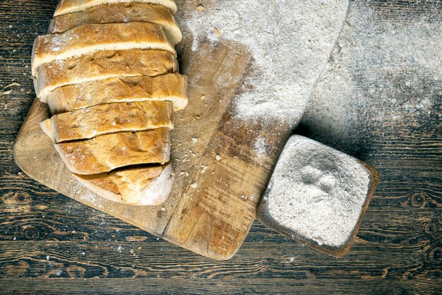 Snijd vers brood in stukjes tijdens het koken met brood wordt het brood in kleine sneetjes gesneden