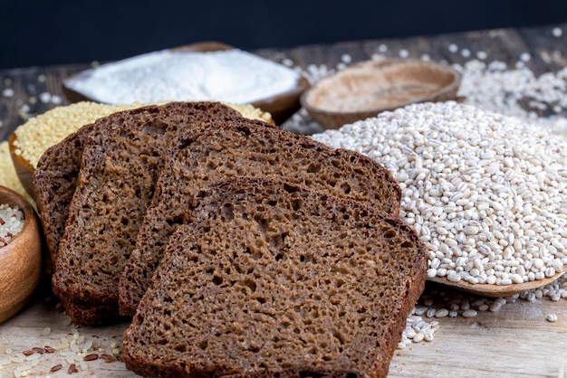 Snijd vers brood in stukjes tijdens het koken met brood