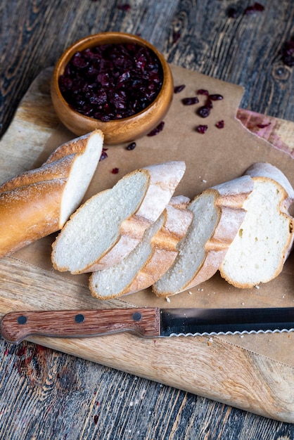 Snijd vers tarwestokbrood in verschillende stukken