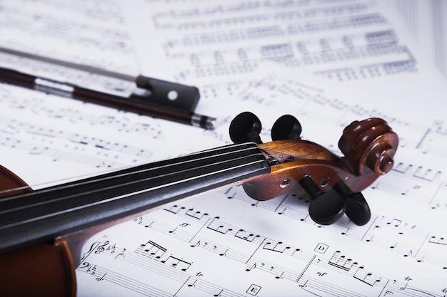 Snijd viool en strijk op bladmuziek