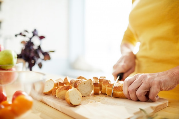 Snijden brood in de keuken