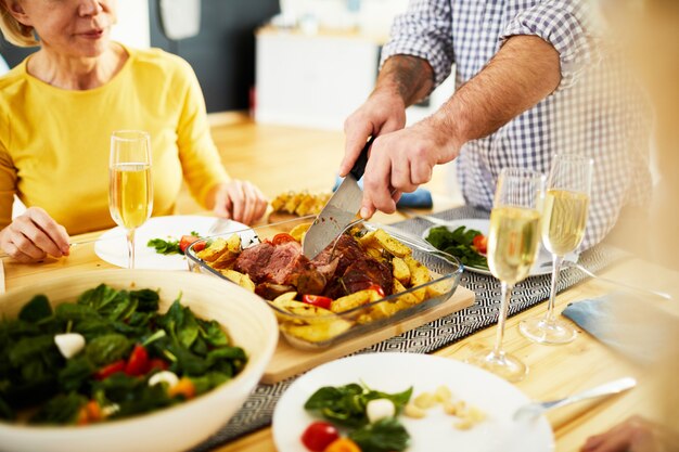 Snijden gekookt vlees voor het diner