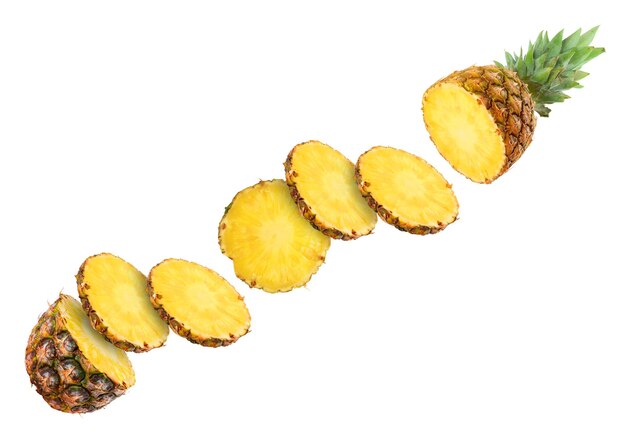 Snijden sappige ananas vliegen tussen de bovenkant en de onderkant op witte achtergrond