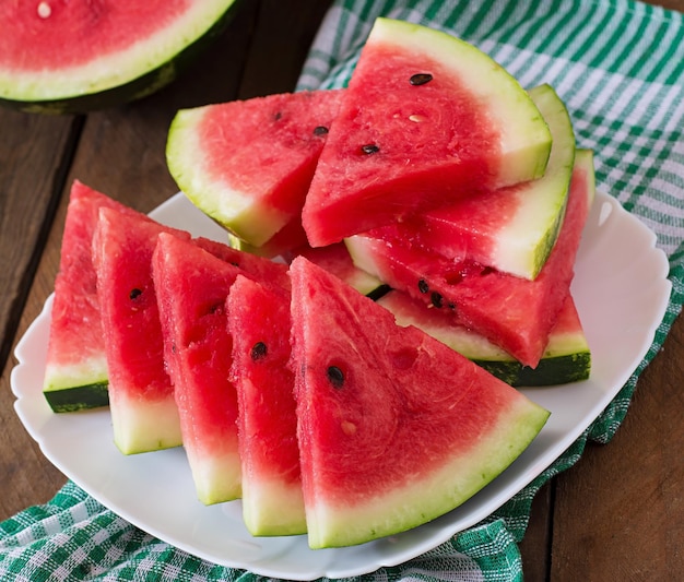 Snijden sappige en smakelijke watermeloen op een wit bord