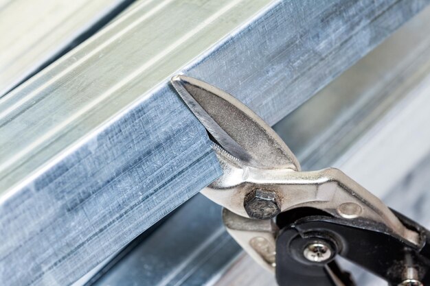 Snijden van stalen studs met droge muren met snijstukken