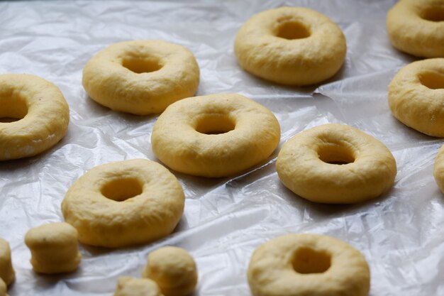 snijden van vers deeg lekkere en zelfgemaakte donuts