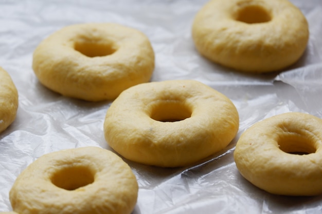 snijden van vers deeg lekkere en zelfgemaakte donuts