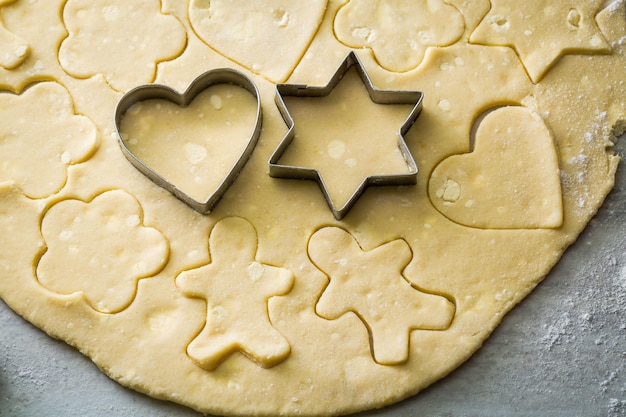 Snijden van vers deeg smakelijke melkachtige koekjes