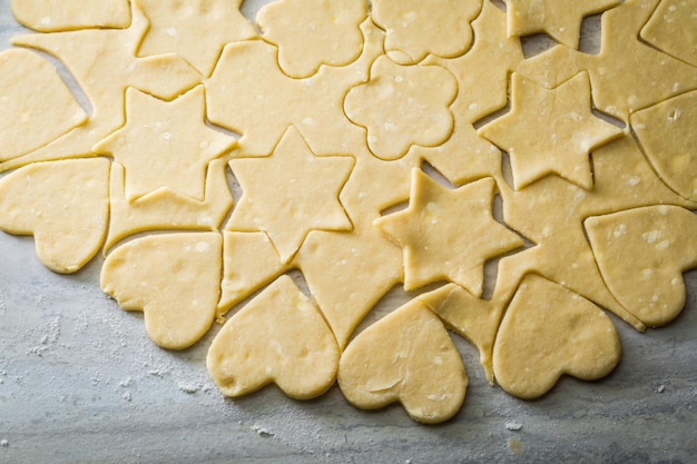 Snijden van vers deeg zelfgemaakte melkachtige koekjes