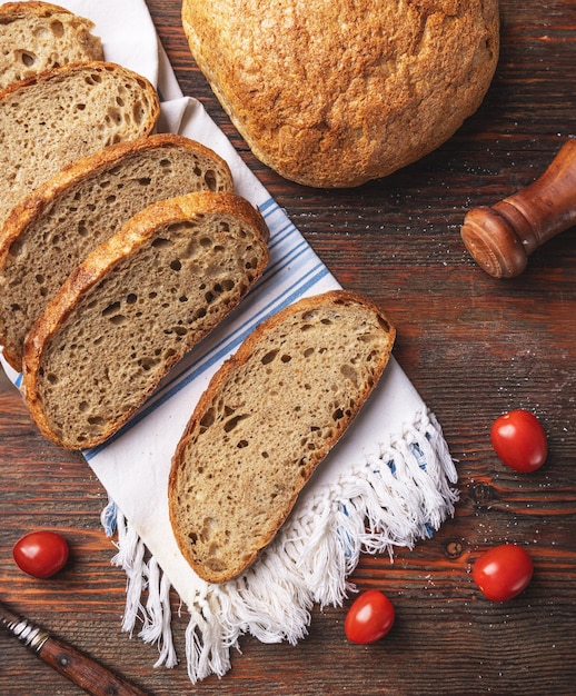 Snijden vers zelfgemaakt brood