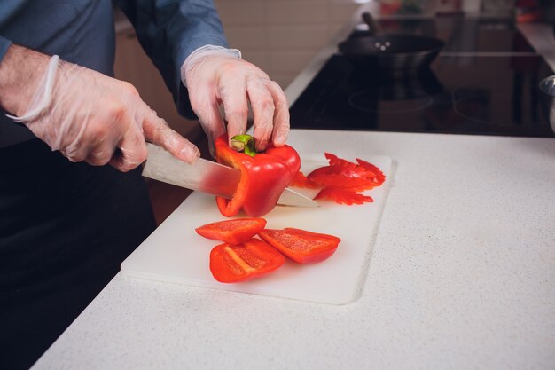 Snijden zoete paprika op snijplank