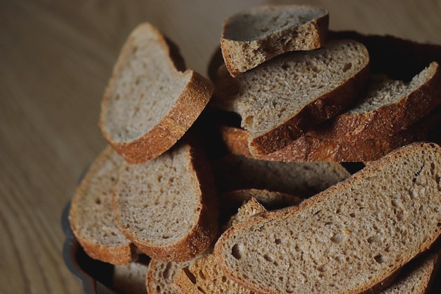 Snijden zwart brood worden op een snijplank gesneden