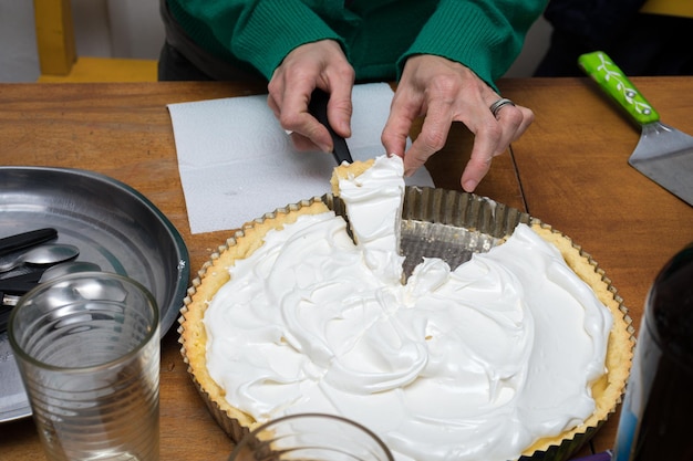 Snijdende portie citroentaart met meringue