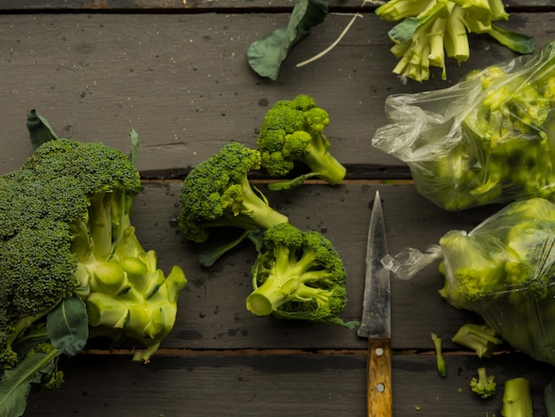 Snijdt broccoli om in te vriezen in zakken oogstopslag