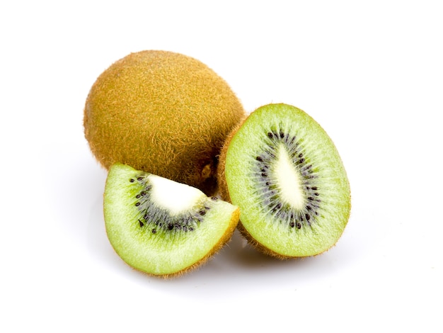 Snijdt kiwifruit op witte achtergrond wordt geïsoleerd die.