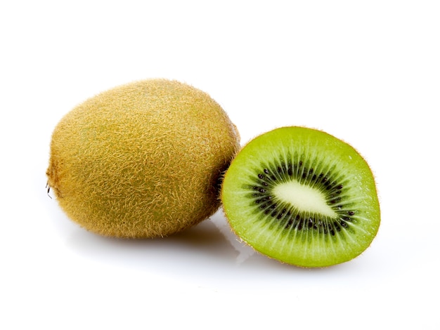 Snijdt kiwifruit op witte achtergrond wordt geïsoleerd die