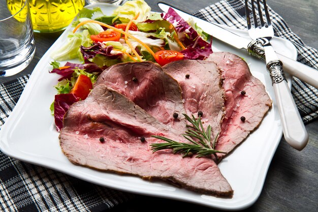 Foto snijdt roastbeef met gemengde salade