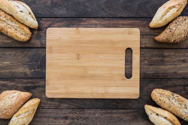 Snijplank met brood op tafel