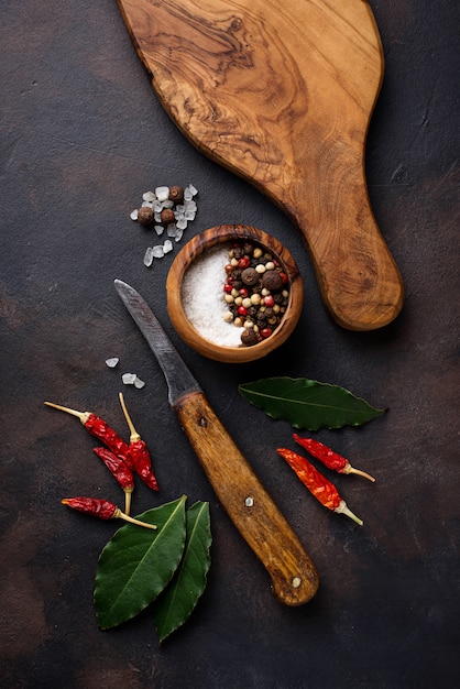 Snijplank met kruiden en specerijen. Culinaire achtergrond