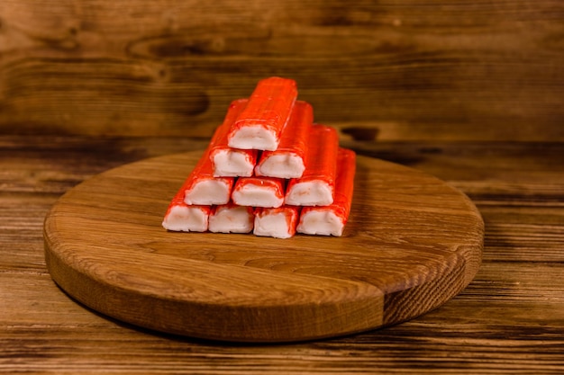 Snijplank met stapel krabstokken op een houten tafel