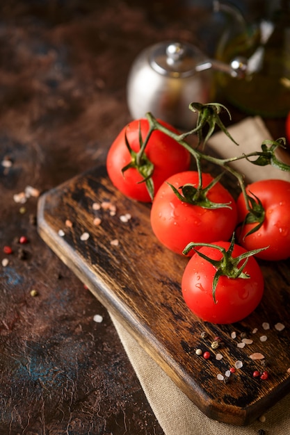 Snijplank met tomaten