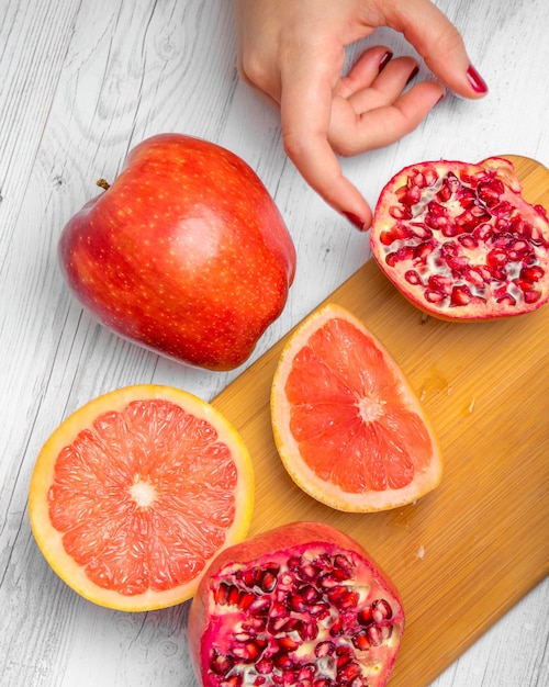 Snijplank met vers rood fruit