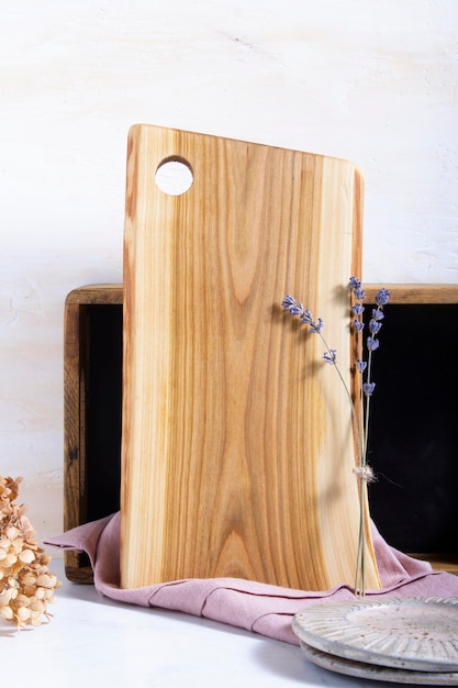 Snijplank voor het snijden van voedsel rustieke houten lichte natuurlijke textuur linnen servet