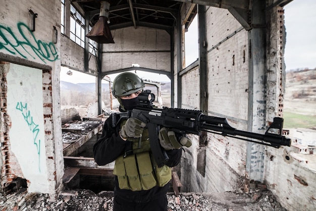 Photo sniper aiming rifle while standing outdoors