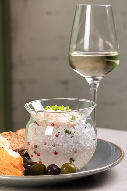 Snoekaviaar in een glazen vaas op ijs met groene uien en croutons Viskaviaar een delicatesse Een gastronomisch gerecht Voorgerecht Heerlijke franje voor bijzondere fijnproevers