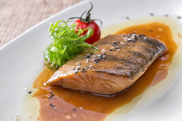 Snoekbaarsfilet met saus