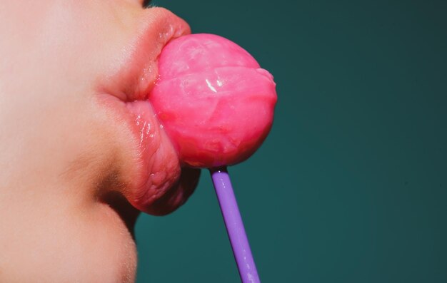 Snoep likken Lollipop model Vrouw lippen zuigen een snoepje Glamour sexy model met rode lippen eet zweet l