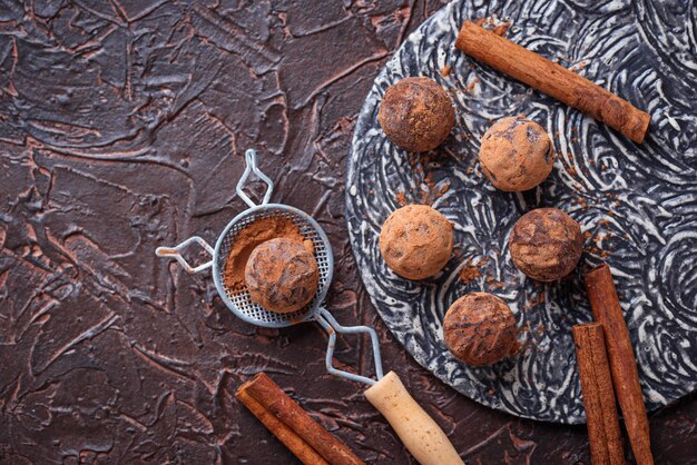 Snoep truffels met cacaopoeder