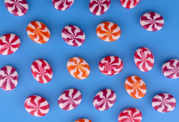 Snoepachtergrond Heldere karamelsnoepjes op een blauwe achtergrond