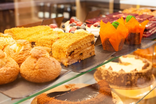 Snoepjes en taarten in vitrine banketbakkerij chokolate taarten cupcakes met fruit en toetjes